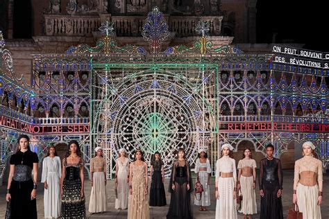 sfilata dior 2020 lecce|Luminarie, antichi ori e pizzica: la sfilata di Dior a Lecce è un .